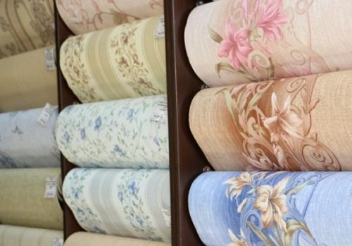 Как одному поклеить потолок обоями. Как выбрать обои для потолка