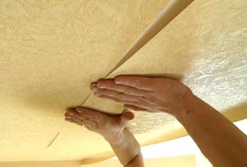 Как оклеить потолок обоями одному. Техника наклеивания