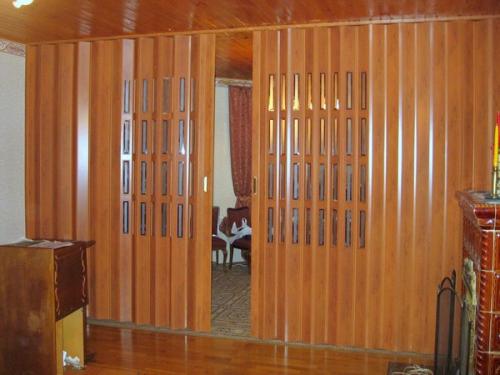 Двери гармошка деревянные. Преимущества и недостатки