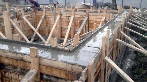 Через какое время убирать опалубку после заливки фундамента. Через сколько дней снимать опалубку