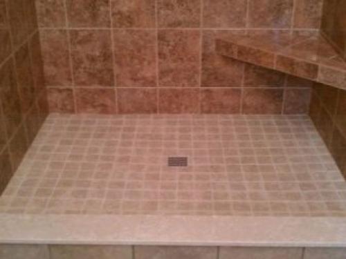 Стеклянная мозаика на полу в душе. Свойства материала и его выбор