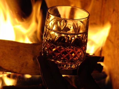 Атмосферный вечер рядом с камином. 