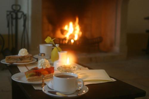 Атмосферный вечер рядом с камином. 