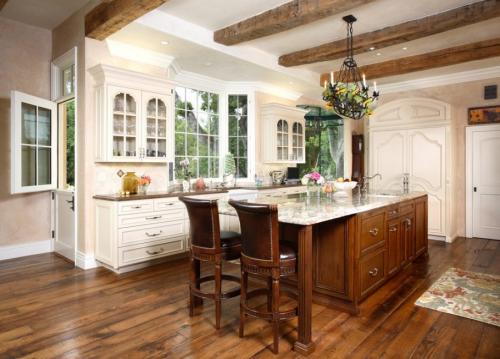 Потолок с балкой посередине. Потолок с балками – современные дизайнерские решения, идеи декора и варианты оформления