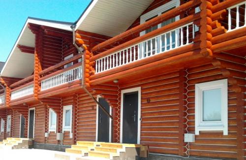 Красивые окна в деревянных домах картинки. Разные цвета и конфигурации