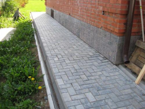 Красивая отмостка вокруг дома своими руками. Отмостка дома своими руками —, как сделать защита фундамента? Пошаговая инструкция (71 фото)