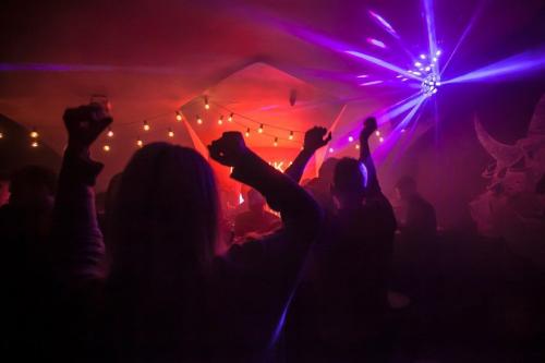 Где в спб вкусно поесть и потанцевать. 10 баров Петербурга, где можно потанцевать