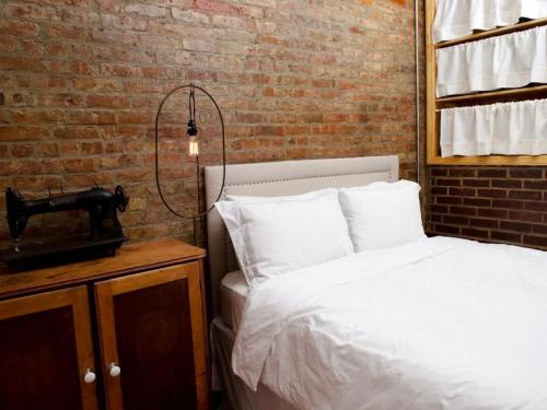 Как украсить изголовье кровати своими руками. Орнамент из гвоздей