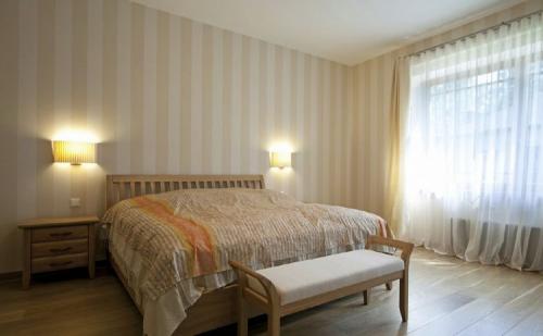 Как комбинировать обои в полоску и цветы. Обои в полоску: особенности применения в интерьере. 125 фото и видео, как правильно использовать полосатые обои