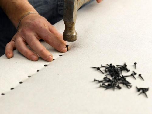 Как украсить изголовье кровати своими руками. Орнамент из гвоздей