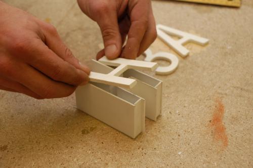 Изготовление объемных букв своими руками. Как клеить прямые боковые части букв.