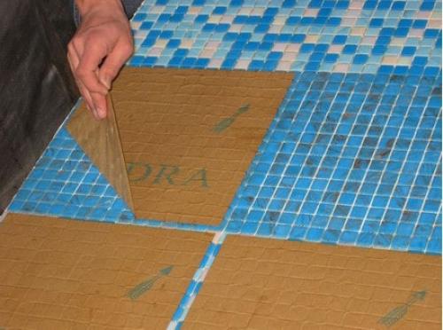 Можно ли класть мозаику на пол в ванной. Тонкости монтажа напольной мозаики