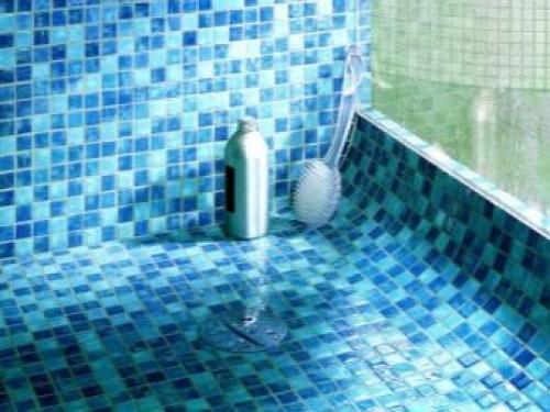 Стеклянная мозаика на полу в душе. Свойства материала и его выбор