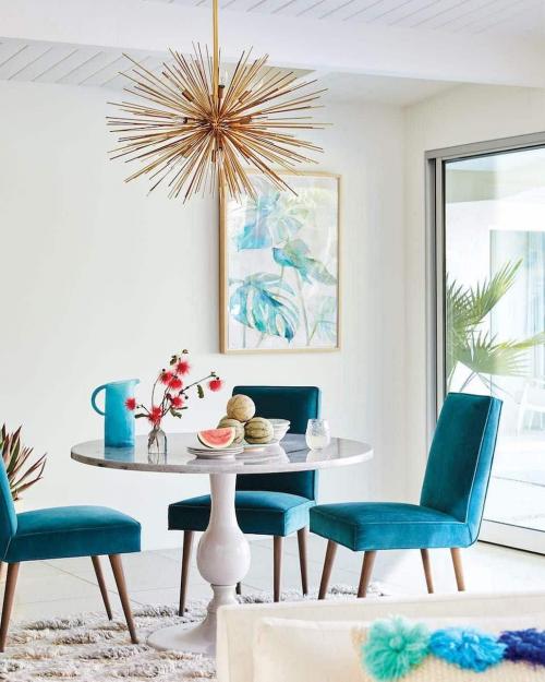 Светлая мебель в интерьере. Освещение и аксессуары