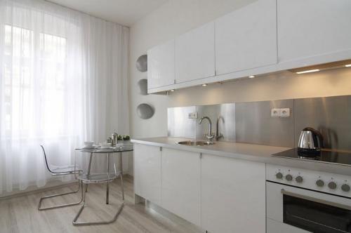 Белые шторы и белая тюль. Белый тюль: куда лучше всего в дизайне впишется белый тюль? 105 фото современных вариантов