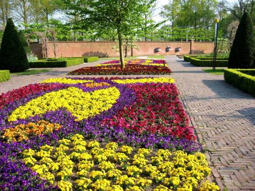 Цветник своими руками из подручных материалов. Как сделать цветники и клумбы своими руками из подручных материалов: фото и алгоритм действий