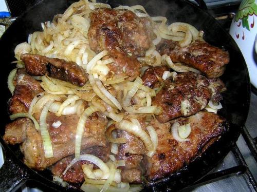 Как вкусно приготовить говяжью печень. Как приготовить печень говяжью на сковороде, чтобы она была мягкой и вкусной?