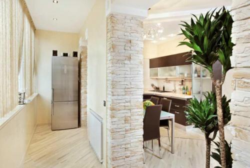 Оформление окна на кухне с балконной дверью. Шторы на кухню с балконной дверью 09