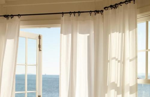 Шторы для маленькой спальни. Шторы в комнате с двумя окнами