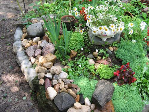 Оформление клумб камнями. Как сделать каменную клумбу?