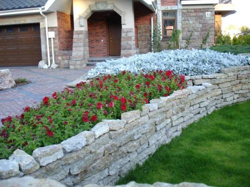 Оформление клумб камнями. Как сделать каменную клумбу?