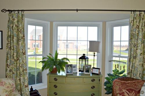 Шторы для маленькой спальни. Шторы в комнате с двумя окнами