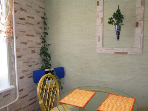 Как красиво обклеить обоями кухню. Виды обоев для кухни