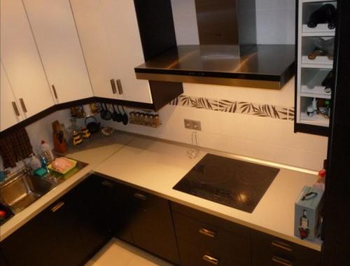 Дизайн кухни с декоративным камнем. Отделка кухонь обоями и декоративным камнем 04