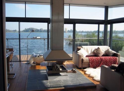 Гостиная в белых тонах. Что дает белый цвет в гостиной 35