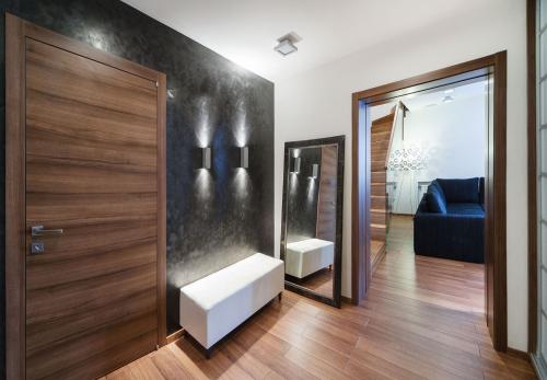 Модный дизайн прихожей 2019. Хай-тек