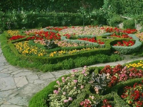 Оформление клумб на дачном участке. Цветники и клумбы на даче (51 фото) – особенности оформления