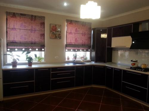 Римская штора с ламбрекеном. Почему стоит выбрать римские шторы для кухни