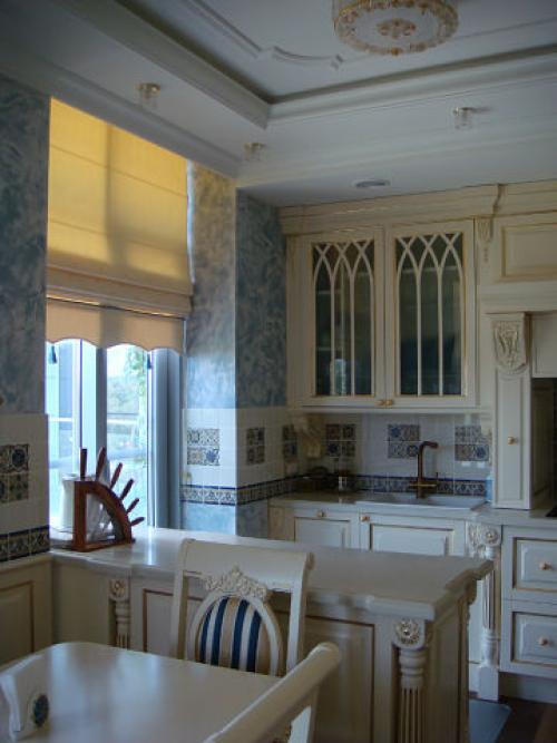 Римская штора с ламбрекеном. Почему стоит выбрать римские шторы для кухни