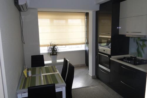 Римская штора с ламбрекеном. Почему стоит выбрать римские шторы для кухни