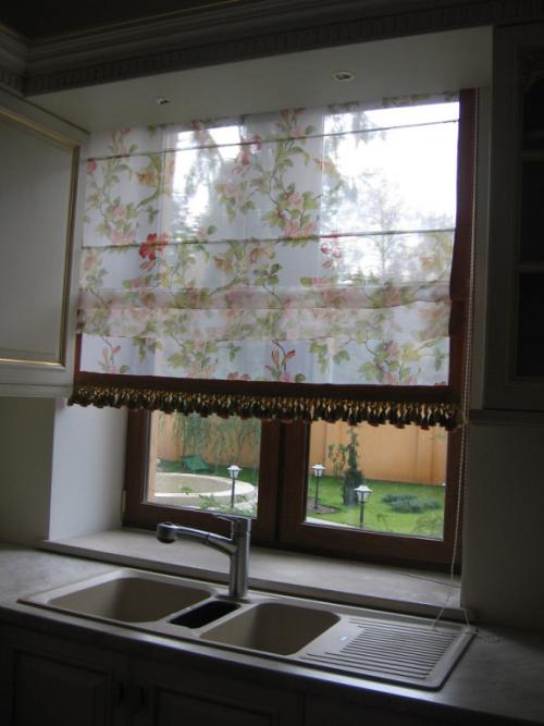 Римская штора с ламбрекеном. Почему стоит выбрать римские шторы для кухни