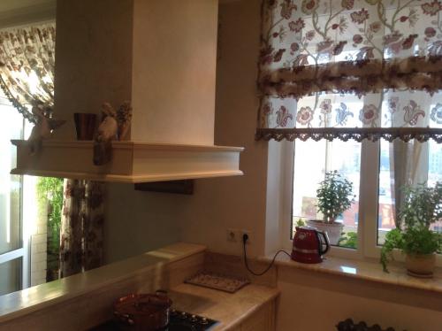 Римская штора с ламбрекеном. Почему стоит выбрать римские шторы для кухни