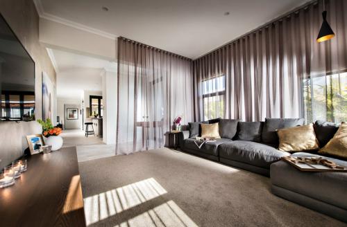 Модные шторы 2019 для зала. В каком стиле оформить оконный проем