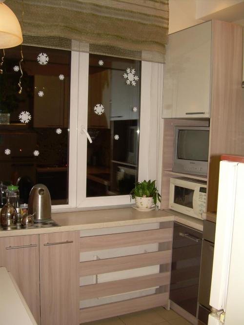 Римская штора с ламбрекеном. Почему стоит выбрать римские шторы для кухни