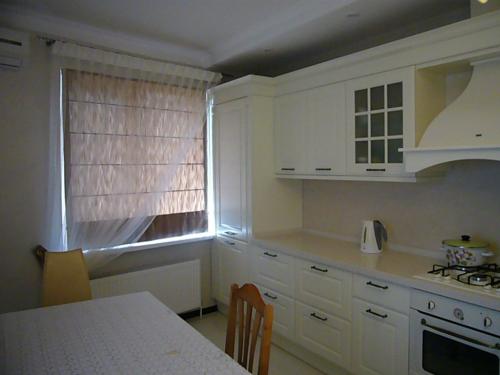 Римская штора с ламбрекеном. Почему стоит выбрать римские шторы для кухни