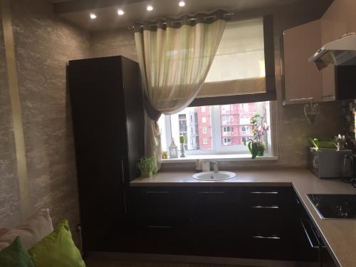 Римская штора с ламбрекеном. Почему стоит выбрать римские шторы для кухни