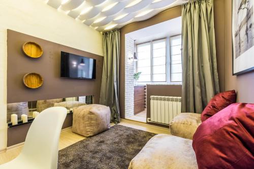 Дизайн маленькой спальни с балконом. Дизайн спальни с балконом — расширение пространства.