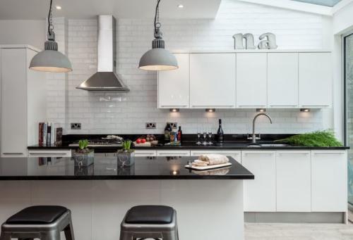 Черно белый интерьер кухни. Минимализм