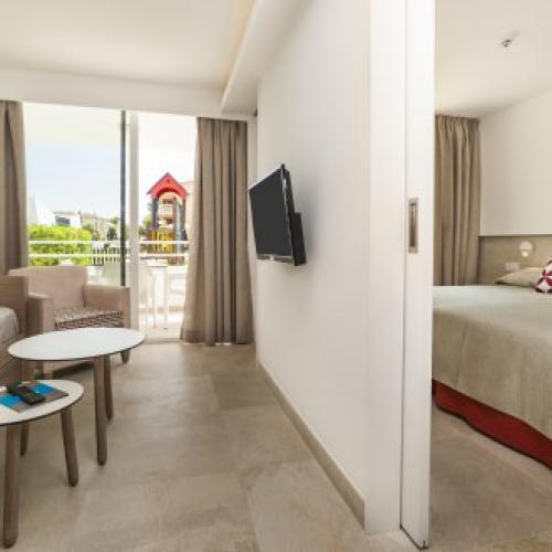 Дизайн однокомнатной квартиры для семьи с ребенком. Из одной комнаты – две