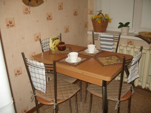 Обои для кухни в интерьере. Материал обоев для кухонных стен