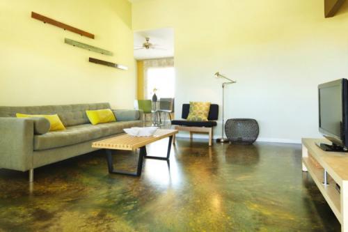 Дизайн гостиной в современном стиле. Пол, стены и потолок