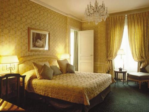 Как выбрать цвет штор. Довольно часто встречается в современных интерьерах и олицетворяет стабильность и умиротворение. С такими рулонными шторами вы будете чувствовать себя в безопасности и прибывать в состоянии внутреннего покоя. Коричневый — очень унив 02