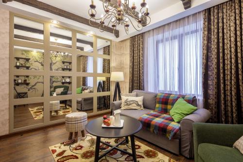 Зеркало в интерьере гостиной. Особенности пространства и формы зеркал