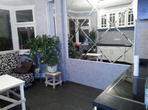 Зеркало в интерьере кухни. Размещаем зеркало на кухне над обеденным столом