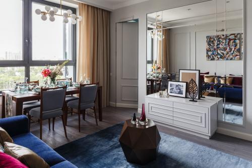 Зеркало в интерьере гостиной. Особенности пространства и формы зеркал