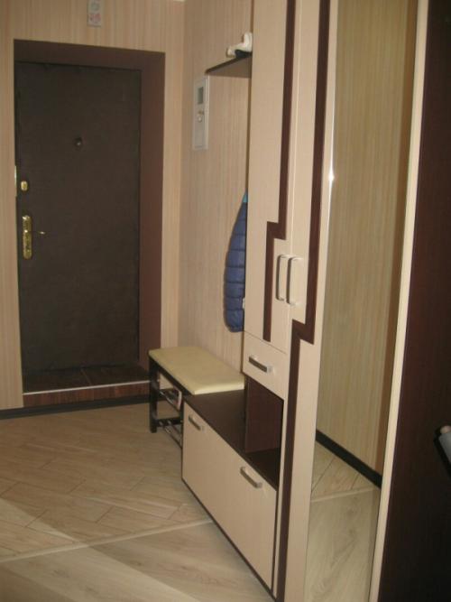 Большой шкаф в прихожую. Интерьер прихожей со шкафом-купе фото 08